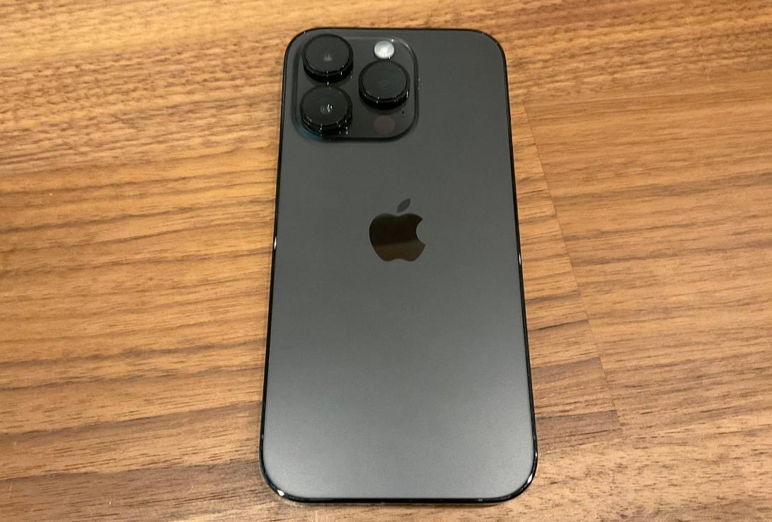 iPhone14Pro　ブラック　背面の写真